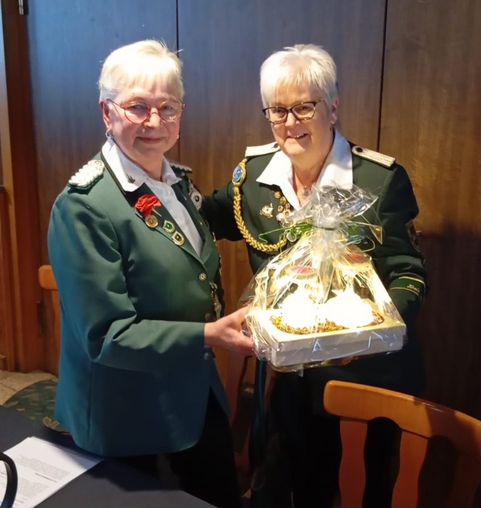 Elke Bockelmann überreicht Margitta Stölpe ein Präsent